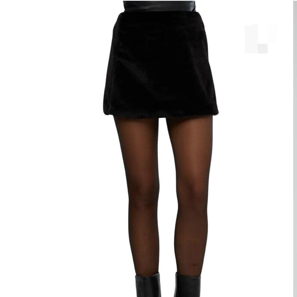NWT WEWOREWHAT Faux Fur Black Mini Skirt. Size 00
